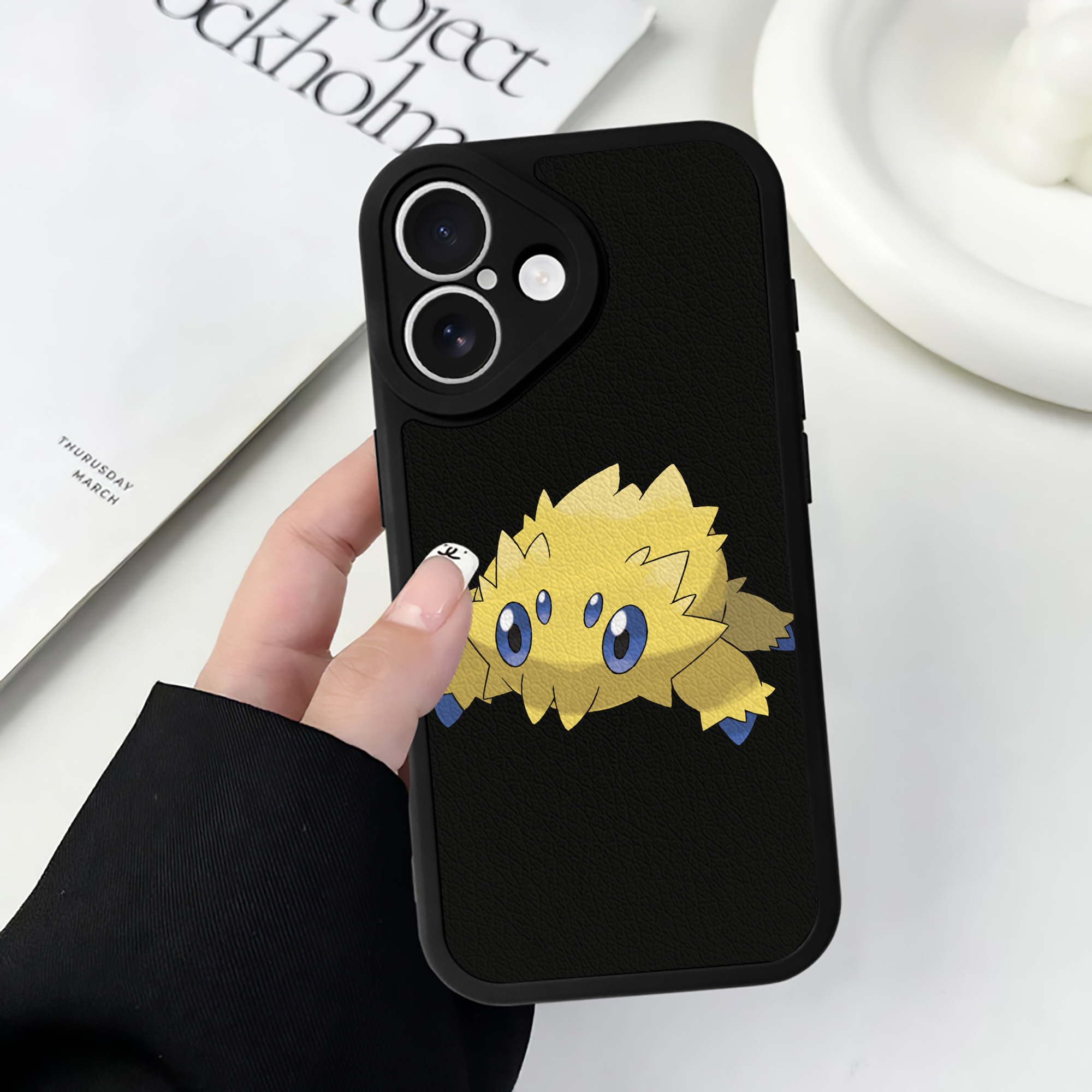 （画像用） ポケットモンスター Pokémon 【iPhone 16シリーズ対応】シリコンスマホケース（レザー調） 材質：シリコン